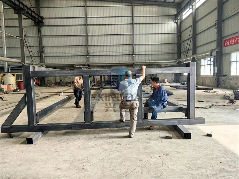 有機肥翻拋設備輪盤翻拋機生產(chǎn)制作現(xiàn)場