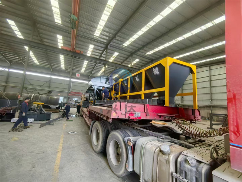 年產(chǎn)1萬噸雞糞顆粒有機肥設備裝車現(xiàn)場