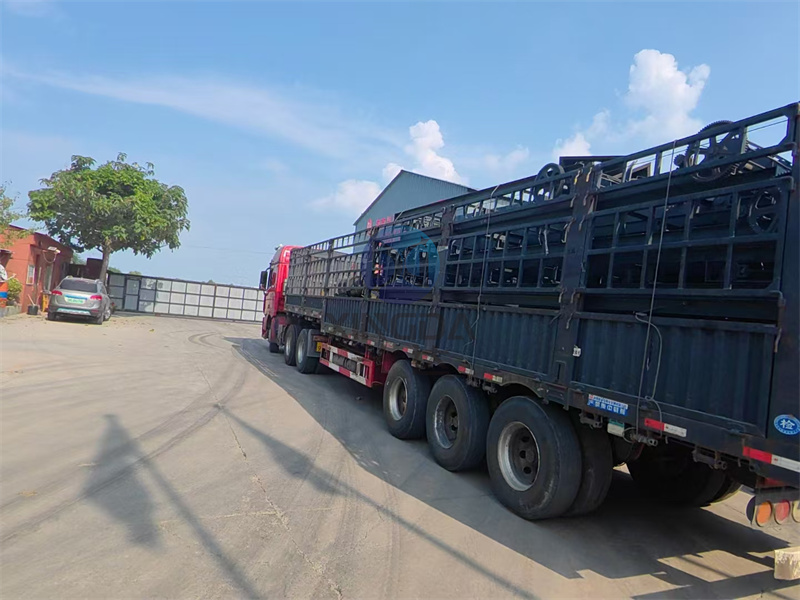 牛糞有機肥生產(chǎn)線設備裝車現(xiàn)場