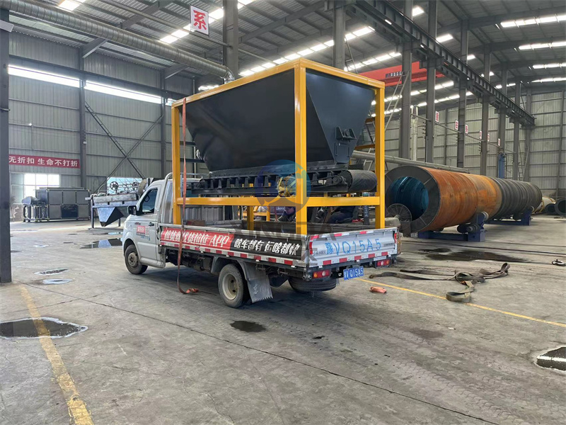 有機肥設備鏟車料倉發(fā)貨現(xiàn)場