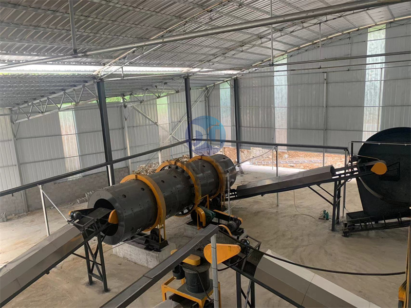 年產(chǎn)5萬(wàn)噸顆粒有機(jī)肥設(shè)備安裝現(xiàn)場(chǎng)