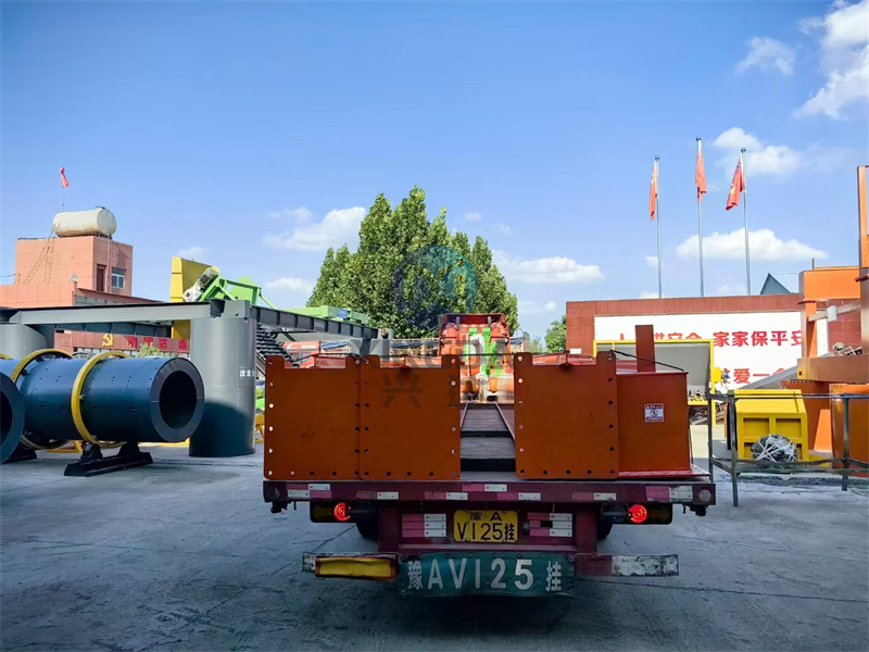 年產(chǎn)10萬噸粉劑有機肥生產(chǎn)線設備發(fā)貨現(xiàn)場