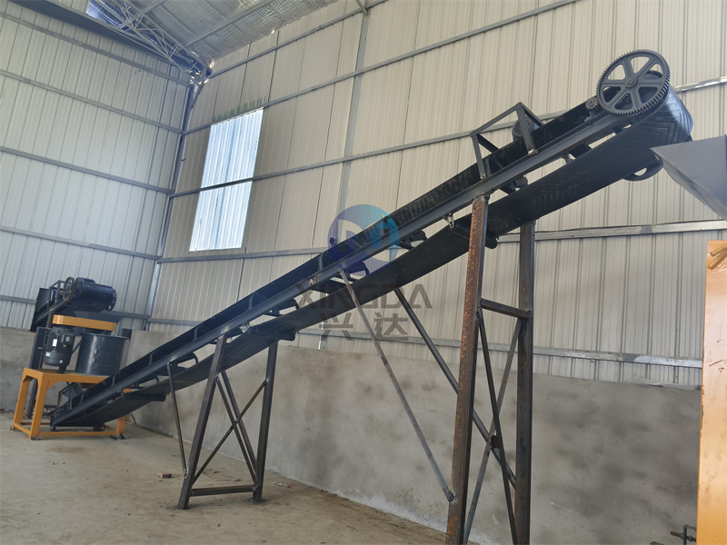 年產(chǎn)2萬噸免烘干生產(chǎn)線設(shè)備安裝現(xiàn)場