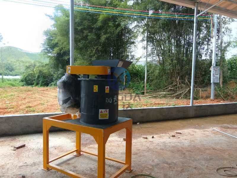 年產(chǎn)2萬(wàn)噸顆粒生產(chǎn)線設(shè)備安裝現(xiàn)場(chǎng)