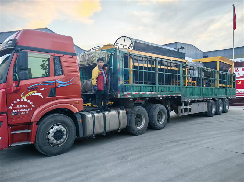 年產(chǎn)5萬噸有機(jī)肥生產(chǎn)線設(shè)備發(fā)貨現(xiàn)場