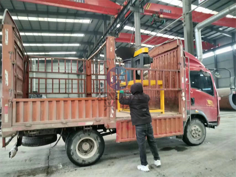 有機(jī)肥立式粉碎機(jī)發(fā)貨現(xiàn)場