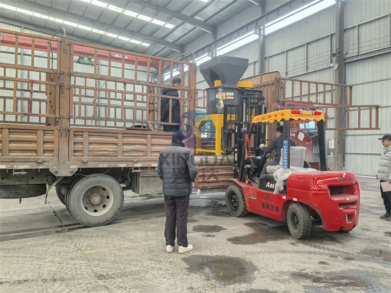 80式有機肥粉碎設備立式粉碎機發(fā)貨現(xiàn)場