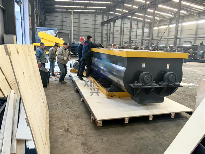 有機肥出口設備雙軸攪拌機裝箱發(fā)貨現(xiàn)場