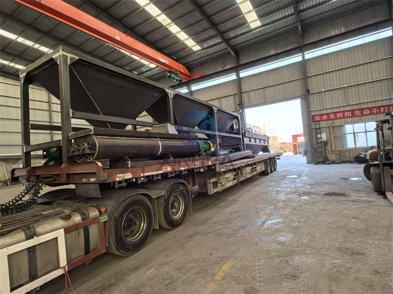 有機肥設備鏟車料倉發(fā)貨現(xiàn)場