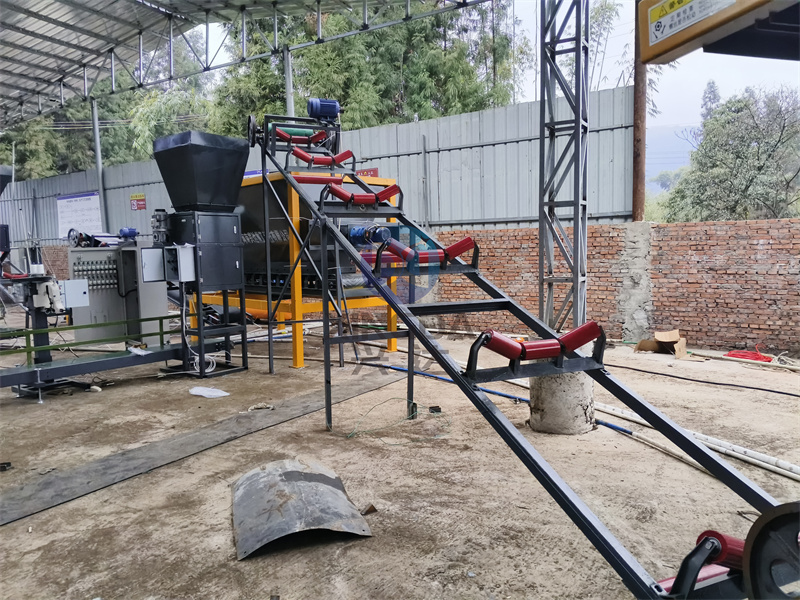 年產(chǎn)1萬噸免烘干有機肥生產(chǎn)線安裝現(xiàn)場