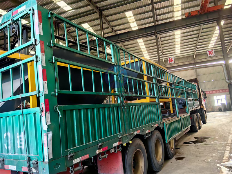 牛糞有機(jī)肥生產(chǎn)線設(shè)備發(fā)貨現(xiàn)場