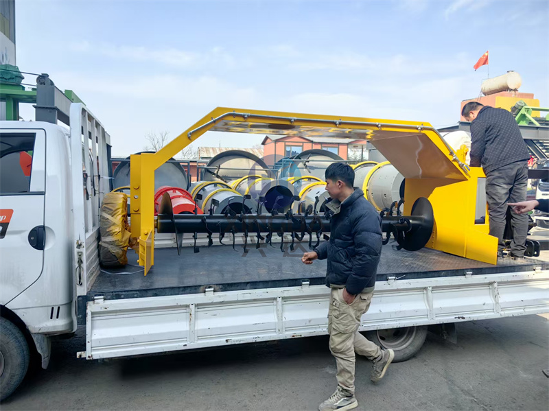 有機(jī)肥翻拋設(shè)備牽引式翻拋機(jī)發(fā)貨現(xiàn)場