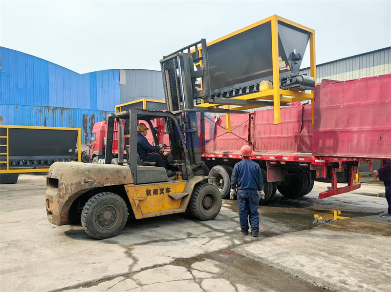 1.5米的有機(jī)肥設(shè)備鏟車料倉發(fā)貨現(xiàn)場