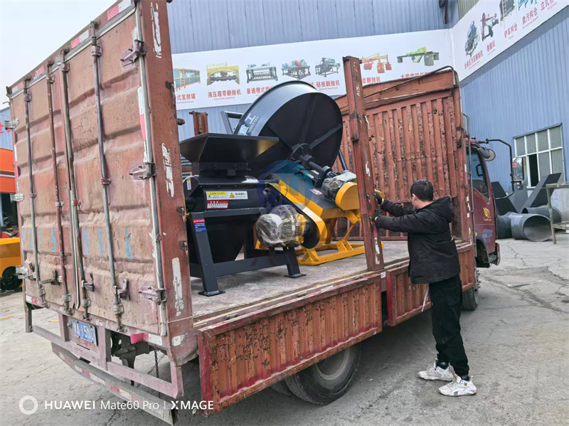 有機(jī)肥尿素粉碎機(jī)裝車現(xiàn)場