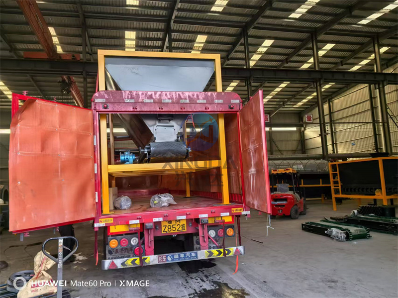 1530款鏟車料倉發(fā)貨現(xiàn)場