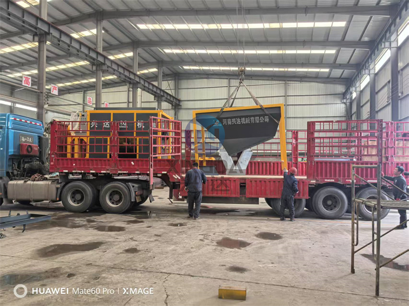 1500型有機(jī)肥鏟車料倉發(fā)貨現(xiàn)場