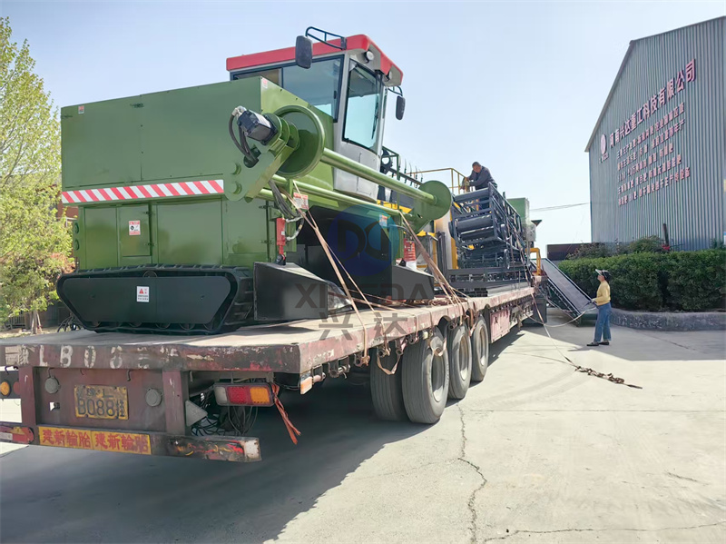 有機肥覆膜履帶翻拋機發(fā)貨現(xiàn)場