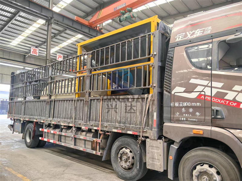 小型粉末狀有機肥生產(chǎn)線發(fā)貨現(xiàn)場