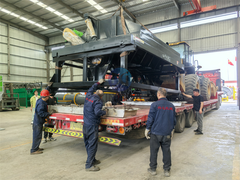 有機肥槽式翻拋機發(fā)貨現(xiàn)場