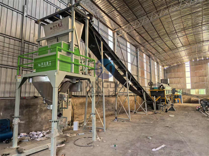 年產(chǎn)10萬噸有機肥生產(chǎn)線安裝現(xiàn)場