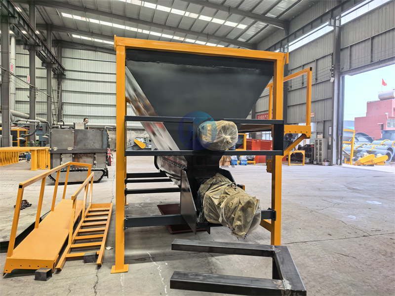 有機肥鏟車料倉發(fā)貨現(xiàn)場