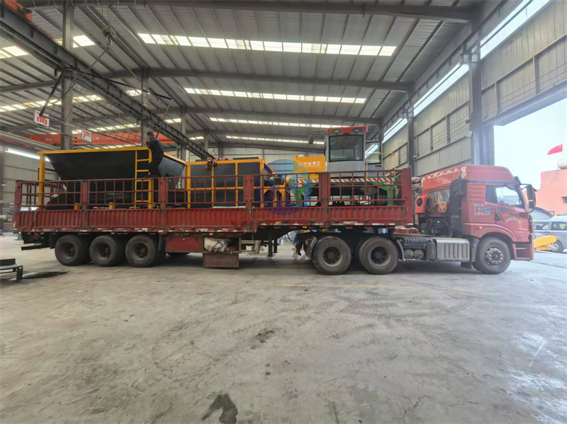 有機肥設備發(fā)酵罐與翻拋設備發(fā)貨現(xiàn)場