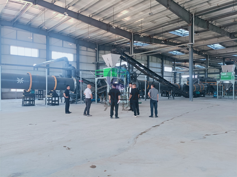 年產(chǎn)3萬(wàn)噸顆粒有機(jī)肥生產(chǎn)線試機(jī)現(xiàn)場(chǎng)