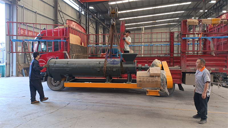 有機肥設(shè)備攪齒造粒機發(fā)貨現(xiàn)場