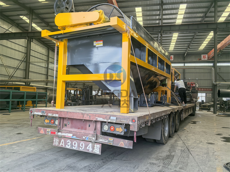 年產(chǎn)2萬噸污泥有機肥生產(chǎn)線發(fā)貨現(xiàn)場