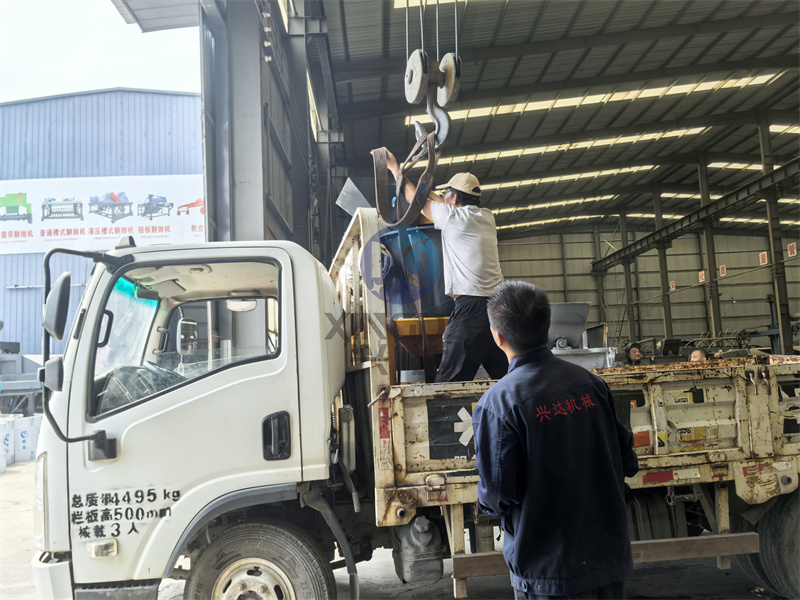 60式立式粉碎機發(fā)貨現(xiàn)場