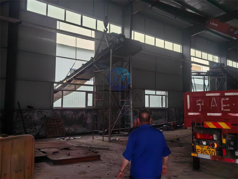 有機(jī)肥設(shè)備臥式發(fā)酵罐安裝現(xiàn)場