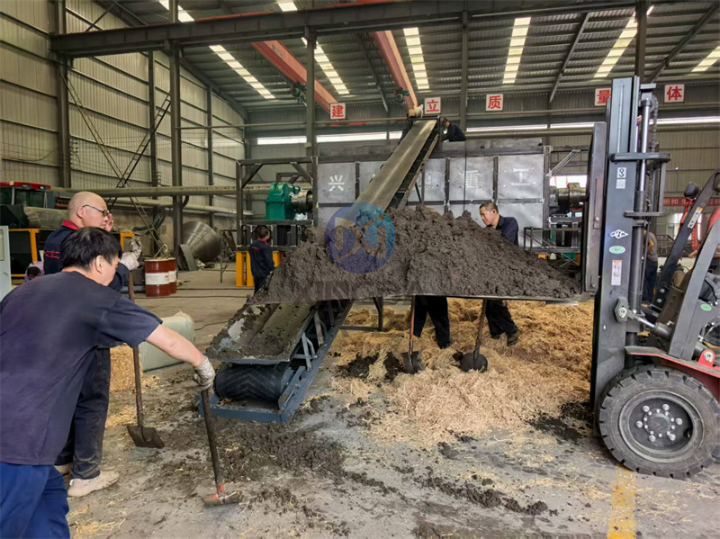 有機(jī)肥臥式發(fā)酵罐試機(jī)現(xiàn)場(chǎng)