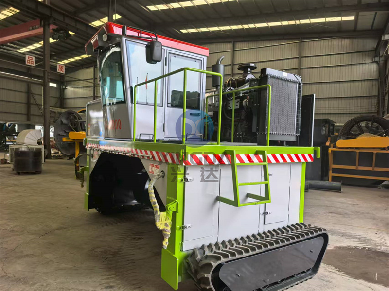 3000式有機(jī)肥履帶翻拋機(jī)發(fā)貨現(xiàn)場