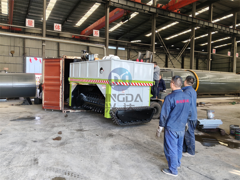 出口設(shè)備有機(jī)肥履帶翻拋機(jī)發(fā)貨現(xiàn)場(chǎng)