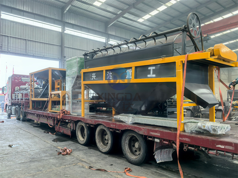 雞糞有機(jī)肥生產(chǎn)線發(fā)貨現(xiàn)場(chǎng)