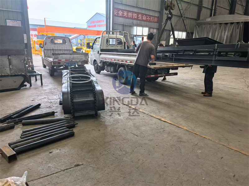 有機(jī)肥大傾角皮帶輸送機(jī)發(fā)貨現(xiàn)場